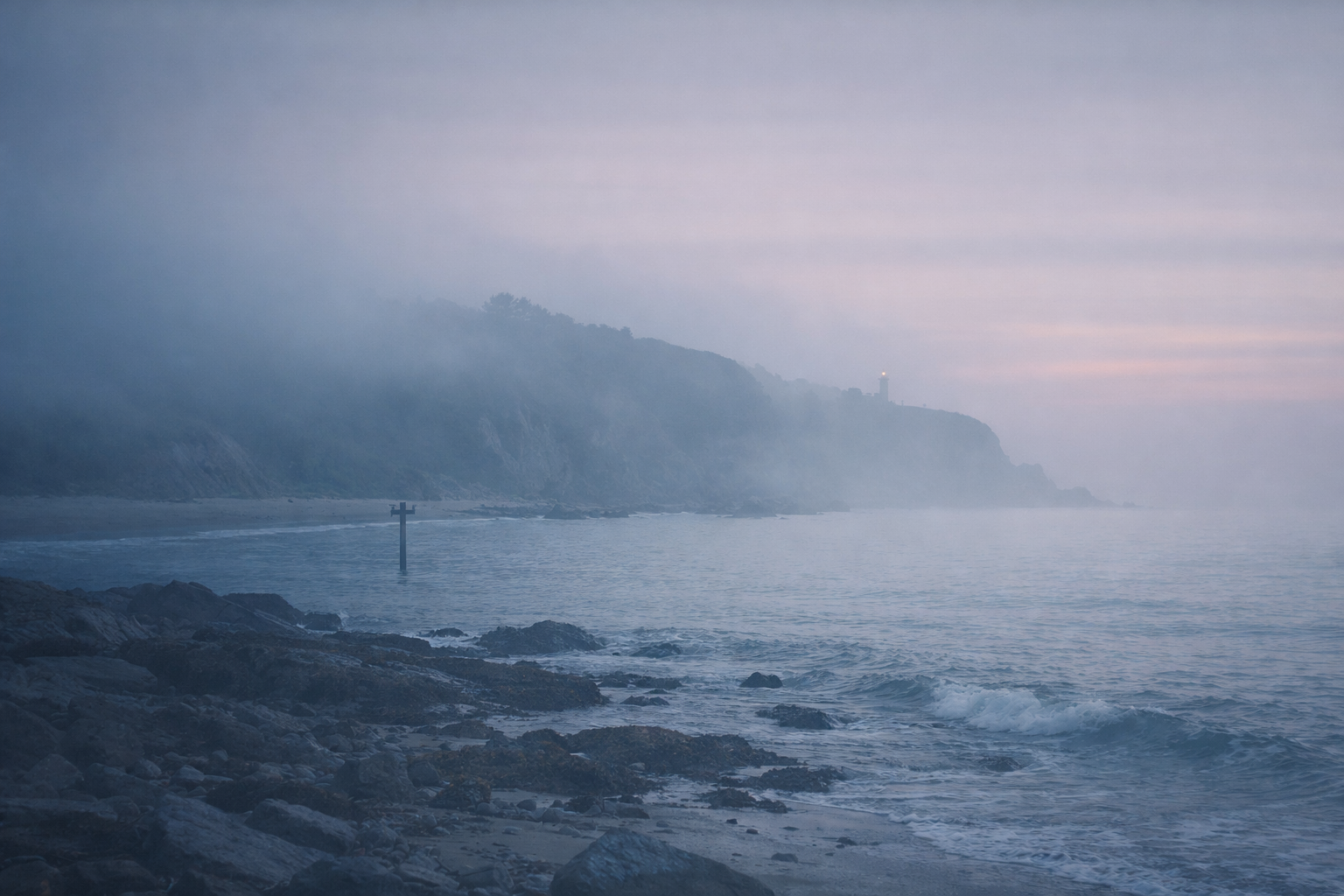 Ruhige Küste im Nebel – Orientierung im Fahrwasser