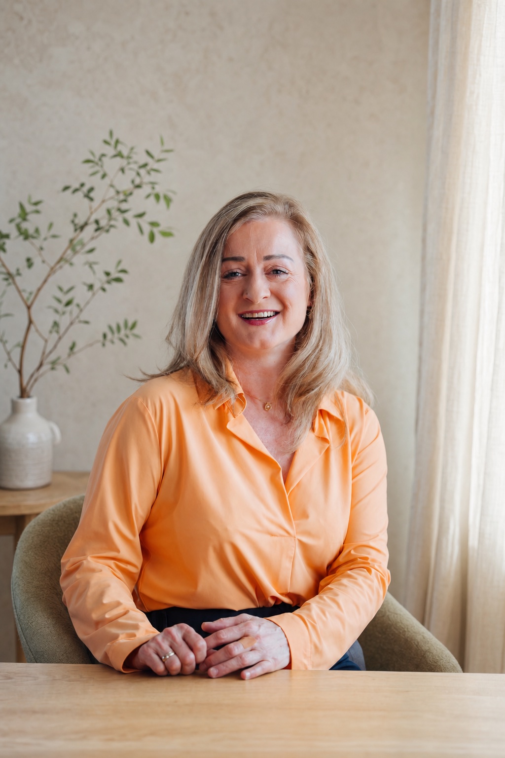 Monique Michels in ihrer warmen, ruhigen Praxisatmosphäre