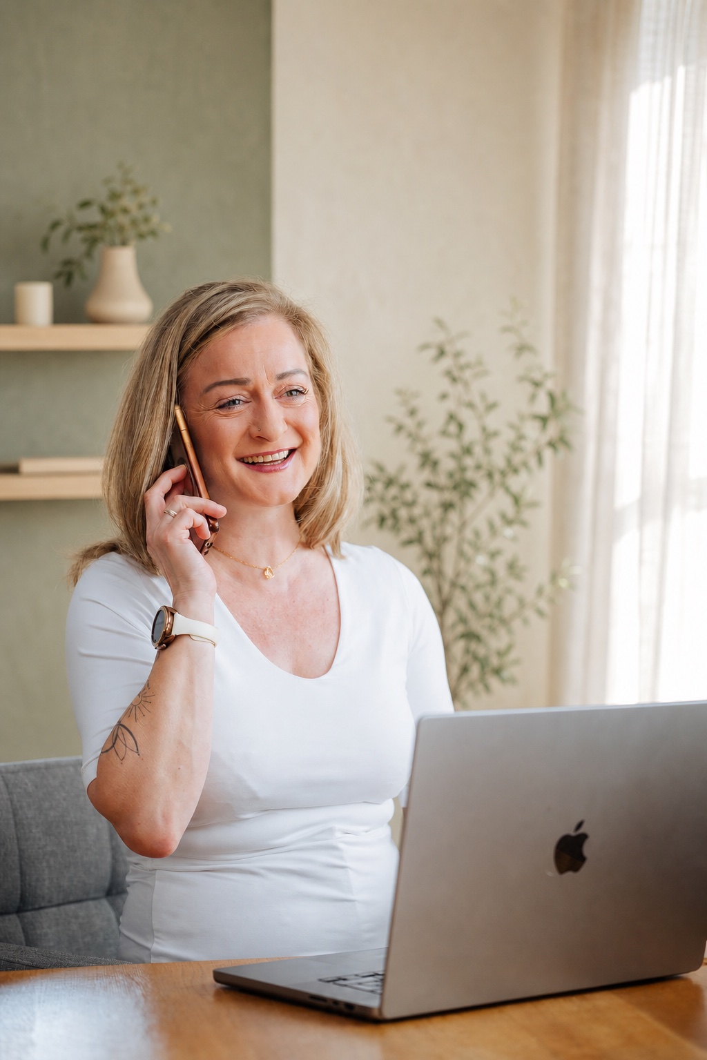 Monique Michels beim persönlichen telefonischen Austausch