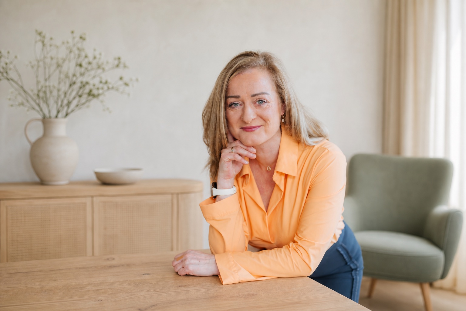 Monique Michels in einem ruhigen persönlichen Gesprächsraum